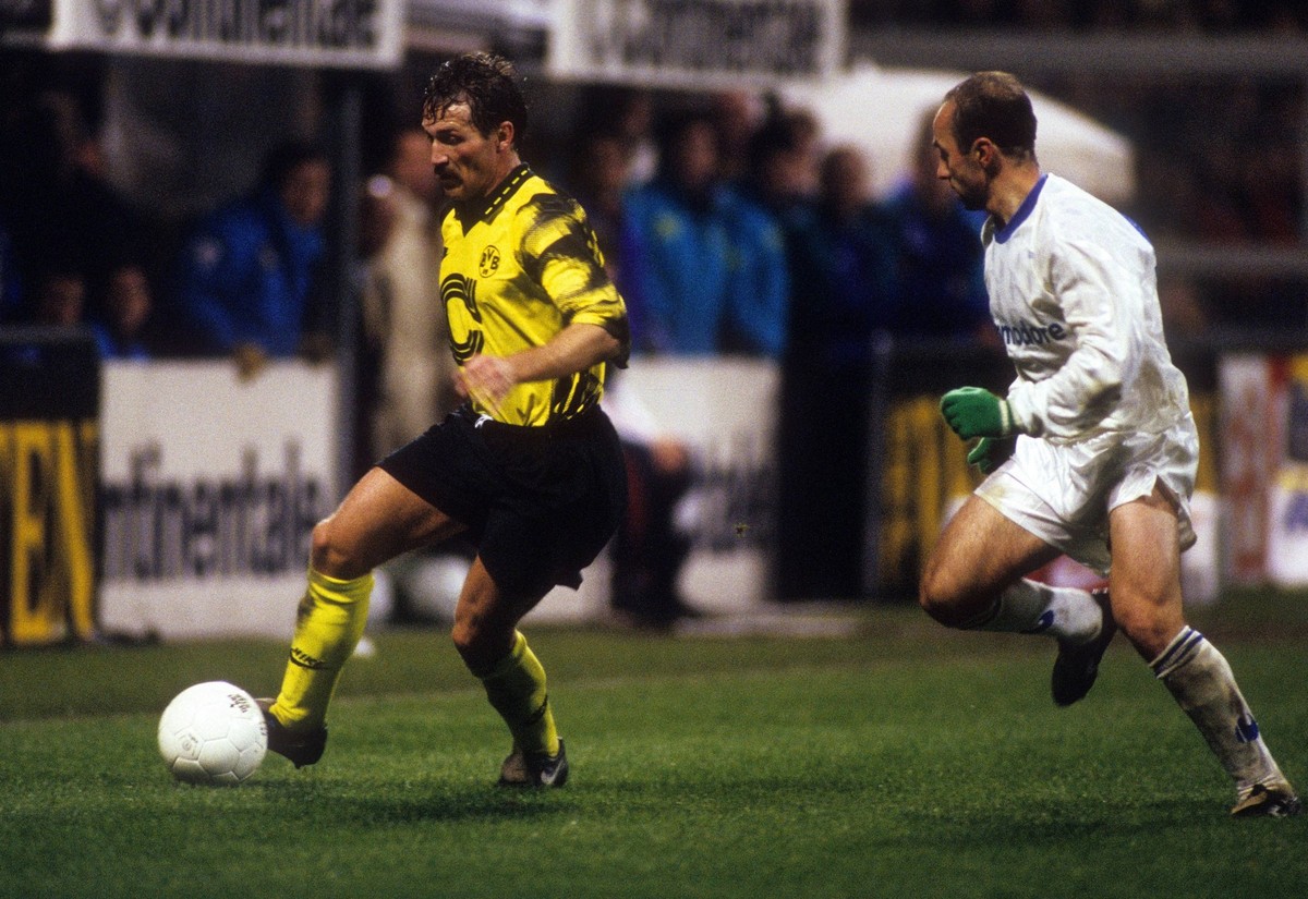 Bildnummer: 08541526 Datum: 06.04.1993 Copyright: imago/Claus Bergmann
UEFA Cup Halbfinale in Dortmund - Borussia Dortmund - AJ Auxerre 2:0 - Michael Lusch (BVB, li.) gegen Stephane Mazzolini (Auxerr ...