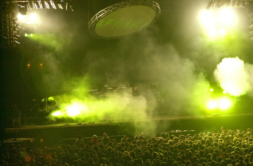 Der Auftritt des britischen Duos Chemical Brothers mit einer fulminanten Lightshow, aufgenommen am Samstag, 29. Juni 2002 am 26. St. Galler Open Air. (KEYSTONE/Regina Kuehne)