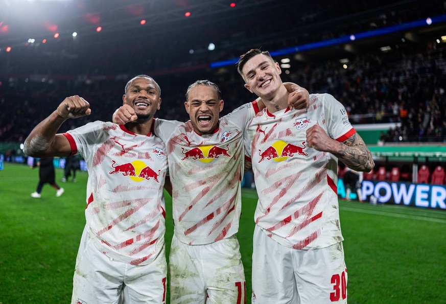 Jubel nach dem Spiel , Leipzigs Lois Openda, Xavi Simons, Lois Openda und Benjamin Sesko. Fussball DFB Pokal, Viertelfinale: RB Leipzig - VfL Wolfsburg 1:0. 26. Februar 2025: Leipzig, Red Bull Arena.  ...