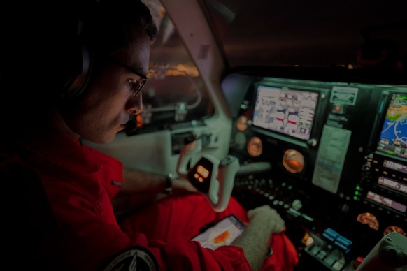 The pilot of the Humanitarian Pilot Initiative (HPI) prepares the aircraft for landing in Las Palmas on January 23, 2026. The Swiss NGO, with 10 years of experience in central Mediterranean, is on its ...
