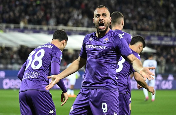 epa10577567 Fiorentina&#039;s Brazilian forward Arthur Cabral celebrates after scoring the 1-1 goal during the Italian serie A soccer match between ACF Fiorentina and Atalanta BC, in Florence, Italy,  ...