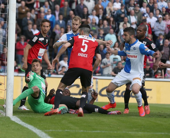 Aarau, 09.05.2015, Fussball Super League - FC Aarau - Grasshopper Club Zuerich, Munas Dabbur (2 v.r.) schiesst gegen Torhueter Joel Mall, Sandro Burki (am Boden), Igor Nganga (m Boden) und Kim Jaggy ( ...