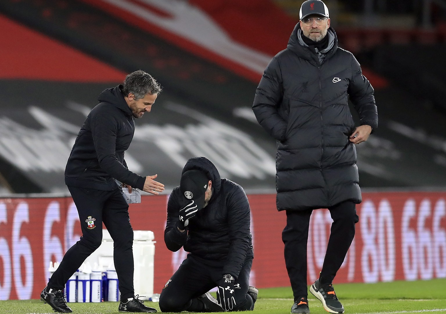 Ralph Hasenhüttl kann seine Emotionen nach dem ersten Premier-League-Sieg gegen Jürgen Klopp nicht zurückhalten.