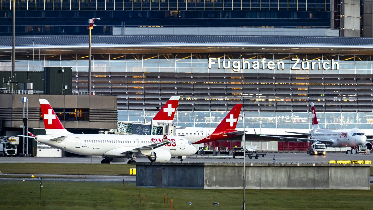 Der Swiss Airbus A220 HB-JCD rollt nach der Landung nach einem Flug aus Graz am Flughafen Zuerich Kloten, am Donnerstag 9. Januar 2025 in Zuerich Kloten. Der Airbus A220 HB-JCD der Swiss war am 23. De ...
