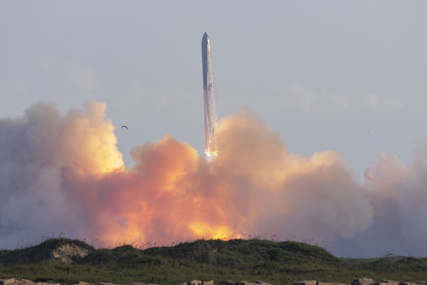 epaselect epa12325259 SpaceX&#039;s 10th Starship test rocket lifts off from their Starbase facility seen from South Padre Island, Texas, USA, 26 August 2025. Following several failures SpaceX&#039;s  ...