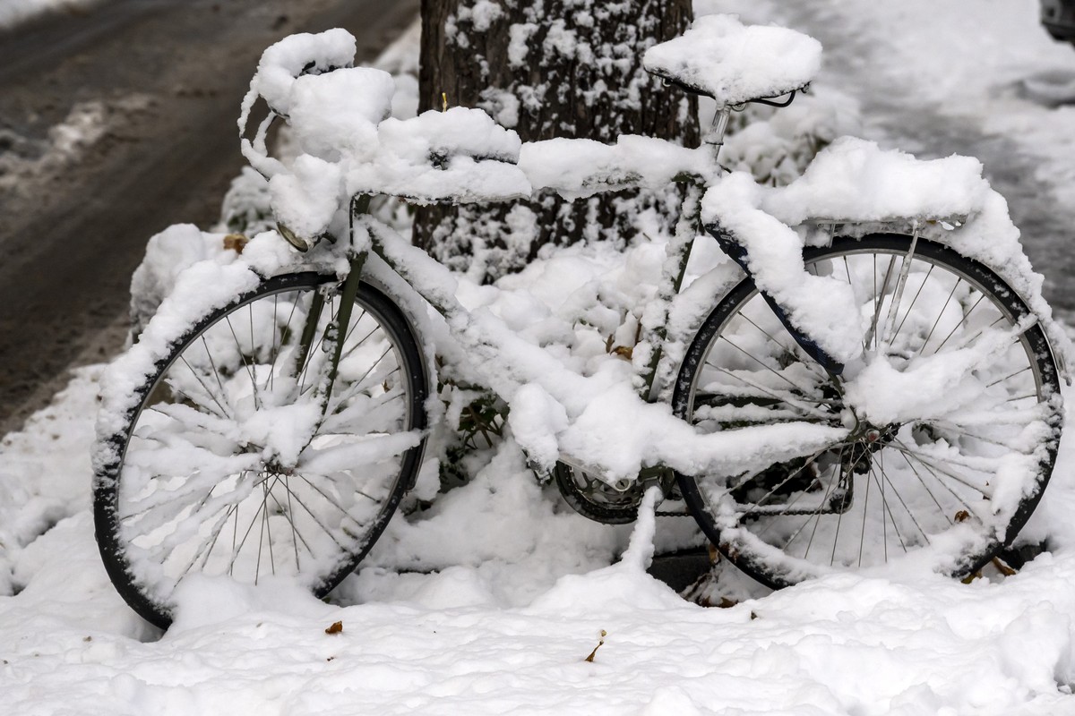 Ein verschneites Fahrrad in Basel, am Freitag, 22. November 2024. (KEYSTONE/Georgios Kefalas)
