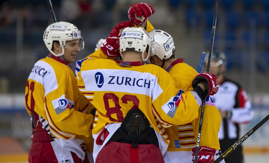 Die Langnauer jubeln im Swiss Ice Hockey Cup Sechzehntelfinale zwischen dem EHC Basel und den SCL Tigers in der St. Jakob-Arena in Basel am Dienstag, 18. September 2018. (KEYSTONE/Georgios Kefalas)