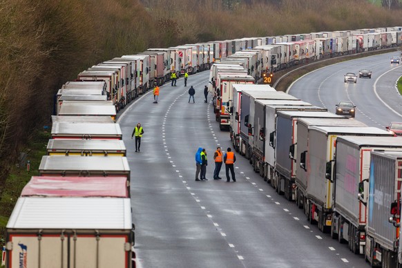 epa08901085 Queues of stationary lorries on the M20 motorway between Ashford and Folkestone in Kent, Britain, 23 December 2020. France closed its border with the UK for 48 hours over concerns about the new coronavirus variant. Lorry drivers must now obtain negative coronavirus tests before they will be allowed to cross by sea and the Port of Dover remains closed to outbound traffic on the morning of 23 December 2020. EPA/VICKIE FLORES