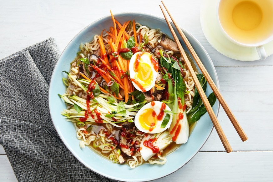 quick pork ramen with zucchini carrots and bok choy Schnelle Schweinefleisch-Ramen mit Zucchini, Karotten und Pak Choi suppe food essen nudeln japan https://www.epicurious.com/recipes/food/views/quick ...