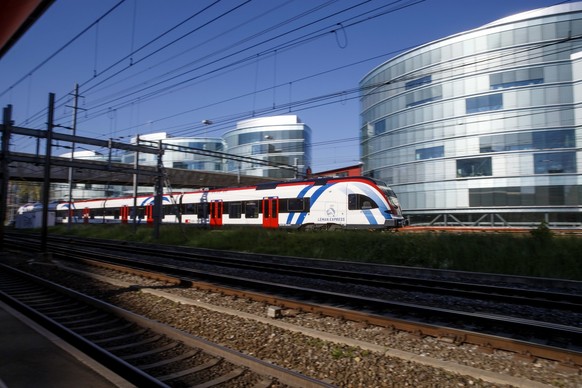Un train FLIRT Leman Express arrive dans la zone de stationnement des trains de la gare CFF de Geneve-Secheron, ce lundi 6 mai 2019 a Geneve. (KEYSTONE/Salvatore Di Nolfi)