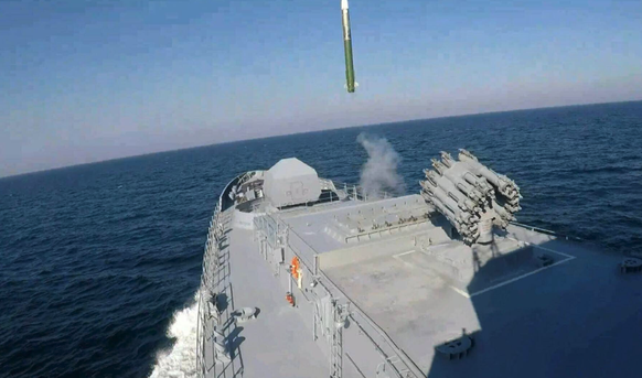 Ein russisches Kriegsschiff greift im Schwarzen Meer eine ukrainische Drohne an: Das russische Verteidigungsministerium hat das Bild veröffentlicht.