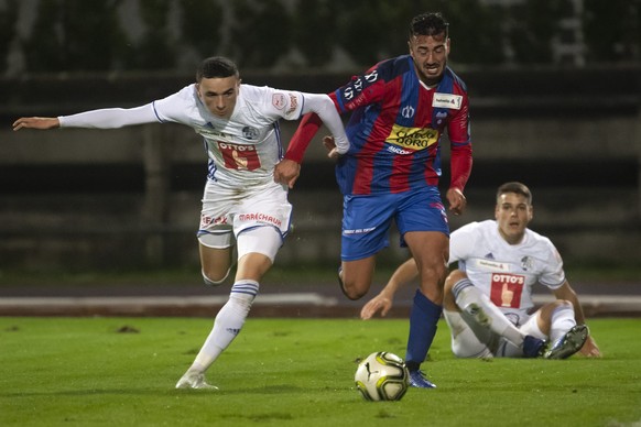 Luzern&#039;s player Ruben Vargas, left, and Chiasso&#039;s player Battista Facundo, during the Swiss Cup Round of 16 match between FC Chiasso and FC Luzern, at the Stadio Comunale Riva IV in Chiasso, ...