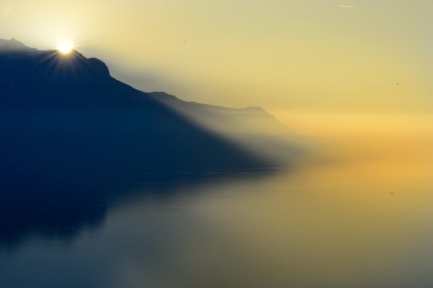 The sun sets over the Geneva Lake and the Swiss and French Alps mountains above Montreux, Southwestern Switzerland, Wednesday, February 11, 2015. (KEYSTONE/Laurent Gillieron)