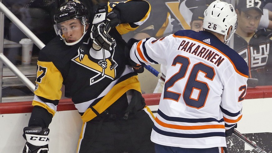 Edmonton Oilers&#039; Iiro Pakarinen (26) checks Pittsburgh Penguins&#039; Sidney Crosby (87) in the first period of an NHL hockey game in Pittsburgh, Tuesday, Oct. 24, 2017. (AP Photo/Gene J. Puskar)