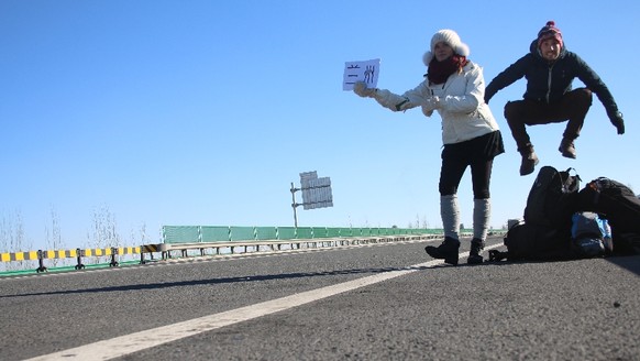 Eines vorweg: Autostöppeln zu zweit gibt in China Anlass zu Freudensprüngen. Mit nur 15 Fahrern kommen wir 2800 Kilometer Richtung Südosten bzw. Richtung Wärme. Yeah!