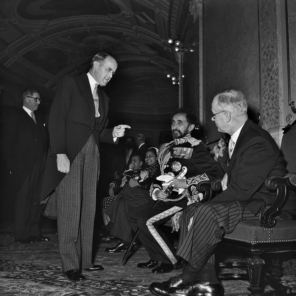 Haile Selassie I. in der Wandelhalle des Bundehauses im Gespräch mit Bundesrat Max Petitpierre (links) und Bundespräsident Rodolphe Rubattel (rechts).
https://permalink.nationalmuseum.ch/100664431