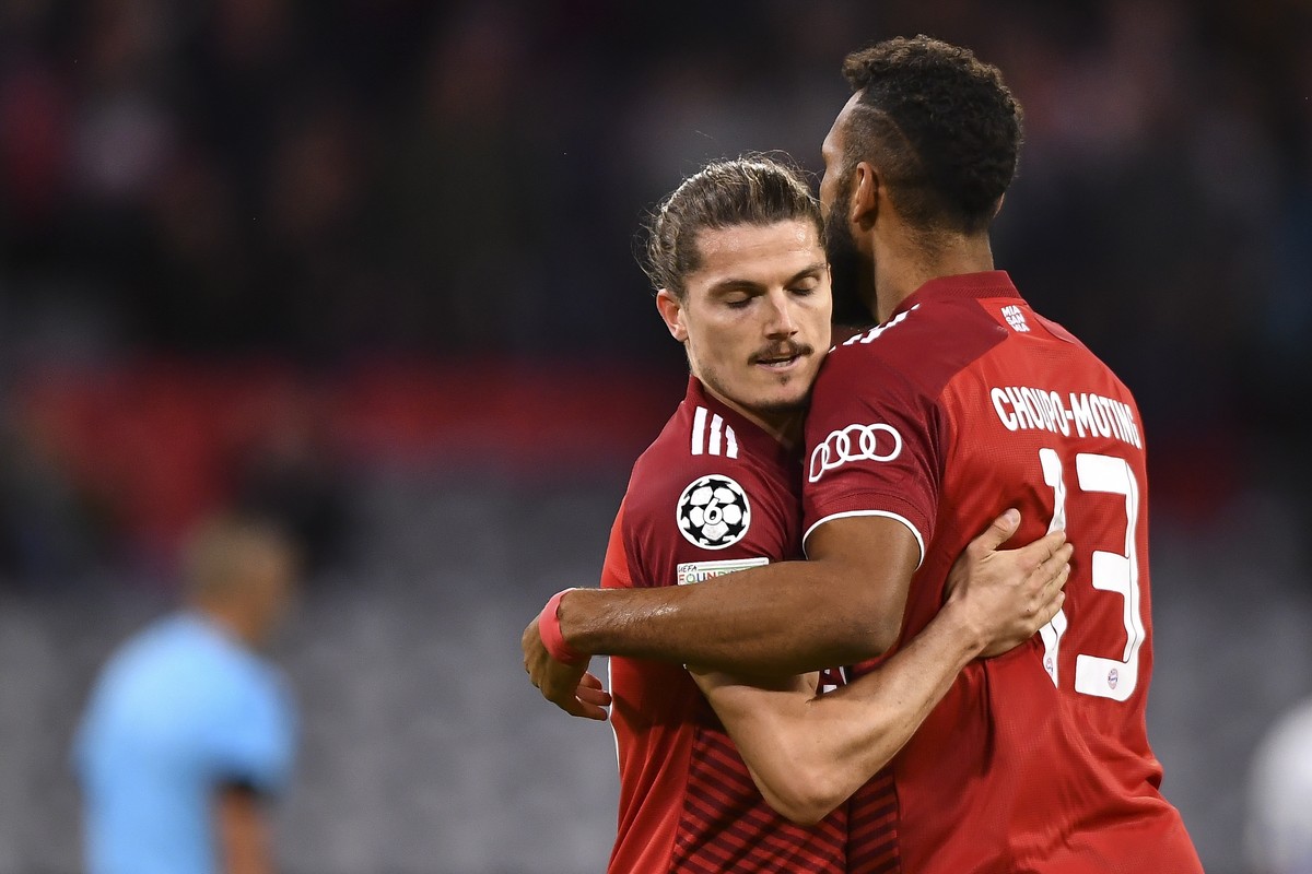 epa09496422 Bayern's Eric Maxim Choupo-Moting (R) celebrates with Marcel Sabitzer (L) after scoring the 5-0 goal during the UEFA Champions League group E soccer match between Bayern Munich and Dy ...