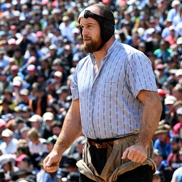 Matthias Aeschbacher im 4. Gang beim traditionellen Bruenigschwinget am Sonntag, 26, Juli 2025 auf dem Bruenigpass. (KEYSTONE/Urs Flueeler)