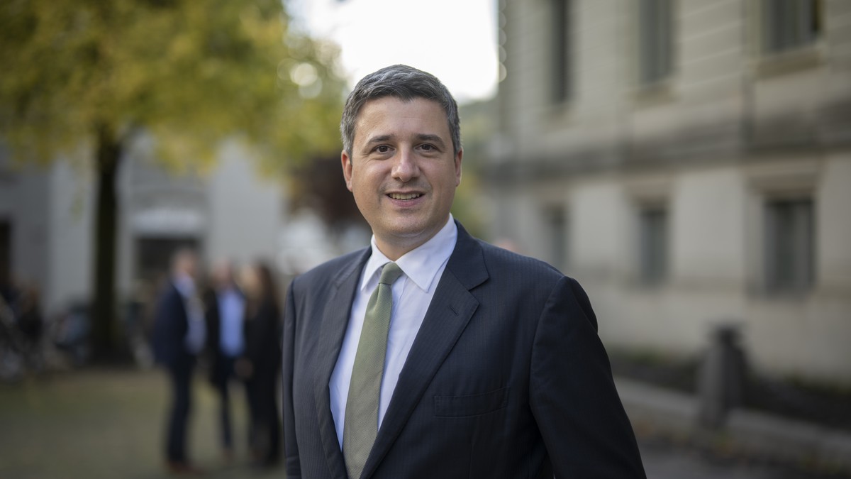 Der bestaetigte Staenderat Mathias Zopfi (Gruene) posiert fuer ein Portrait bei den Eidgenoessischen Wahlen, am Sonntag, 22. Oktober 2023 in Glarus. Die Schweizer Buergerinnen und Buerger waehlen das  ...