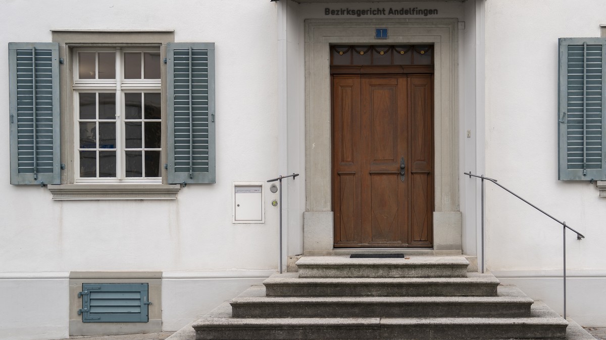Er-stach-Dutzende-Male-auf-Opfer-ein-23-J-hriger-gibt-vor-Gericht-brutale-Attacke-zu
