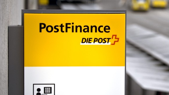 ZUR MELDUNG, DASS DIE POSTFINANCE EINE SYSTEMRELEVANTE BANK GEWORDEN IST, STELLEN WIR IHNEN FOLGENDES THEMENBILD ZUR VERFUEGUNG - Eine Tafel weist am Dienstag, 24. Februar 2009, auf einen Bancomaten d ...