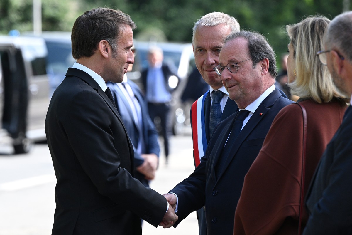 epa11401791 French President Emmanuel Macron (L) shakes hands with French former President Francois Hollande (3-R) during a memorial ceremony in Tulle, France, 10 June 2024, where 99 civilians were ha ...