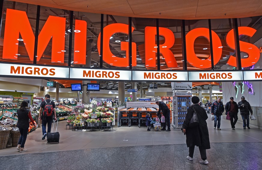 ARCHIVBILD ZUM UMSATZ DER MIGROS IM JAHR 2020, AM DIENSTAG, 19. JANUAR 2021 - Das Migros Logo beim Ladeneingang, fotografiert am Samstag, 17. Februar 2018, am Flughafen Zuerich. (KEYSTONE/Melanie Duch ...