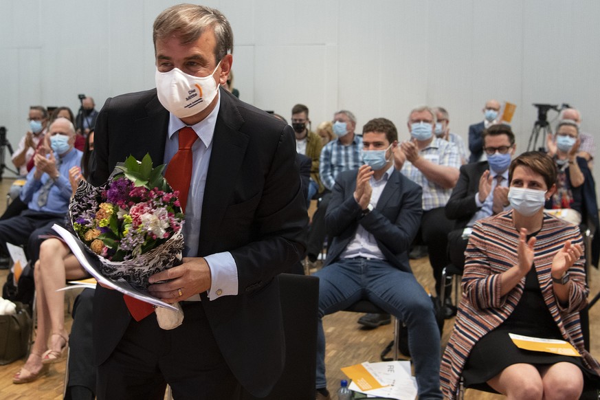 Gerhard Pfister, Parteipraesident, wird einstimmig wiedergewaehlt an der Delegeiertenversammlung Die Mitte, am Samstag, 26. Juni 2021, in Bern. (KEYSTONE/Peter Schneider)