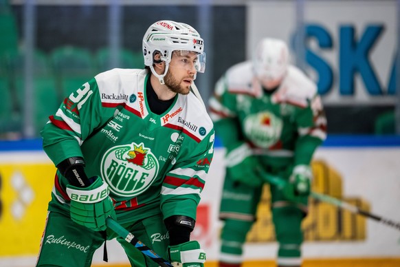 221126 R�gles Lukas Klok under uppv�rmningen inf�r ishockeymatchen i SHL mellan R�gle och Lulea den 26 november 2022 i �ngelholm. *** 221126 R�gles Lukas Klok during the warm-up before the ice hockey  ...