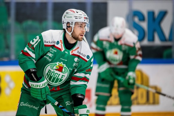 221126 R�gles Lukas Klok under uppv�rmningen inf�r ishockeymatchen i SHL mellan R�gle och Lulea den 26 november 2022 i �ngelholm. *** 221126 R�gles Lukas Klok during the warm-up before the ice hockey  ...