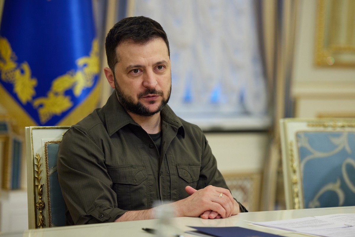 epa09930107 A handout photo made available by the Ukrainian Presidential Press Service shows Ukrainian President Volodymyr Zelensky during a meeting with Foreign Affairs ministers of Estonia, Latvia a ...