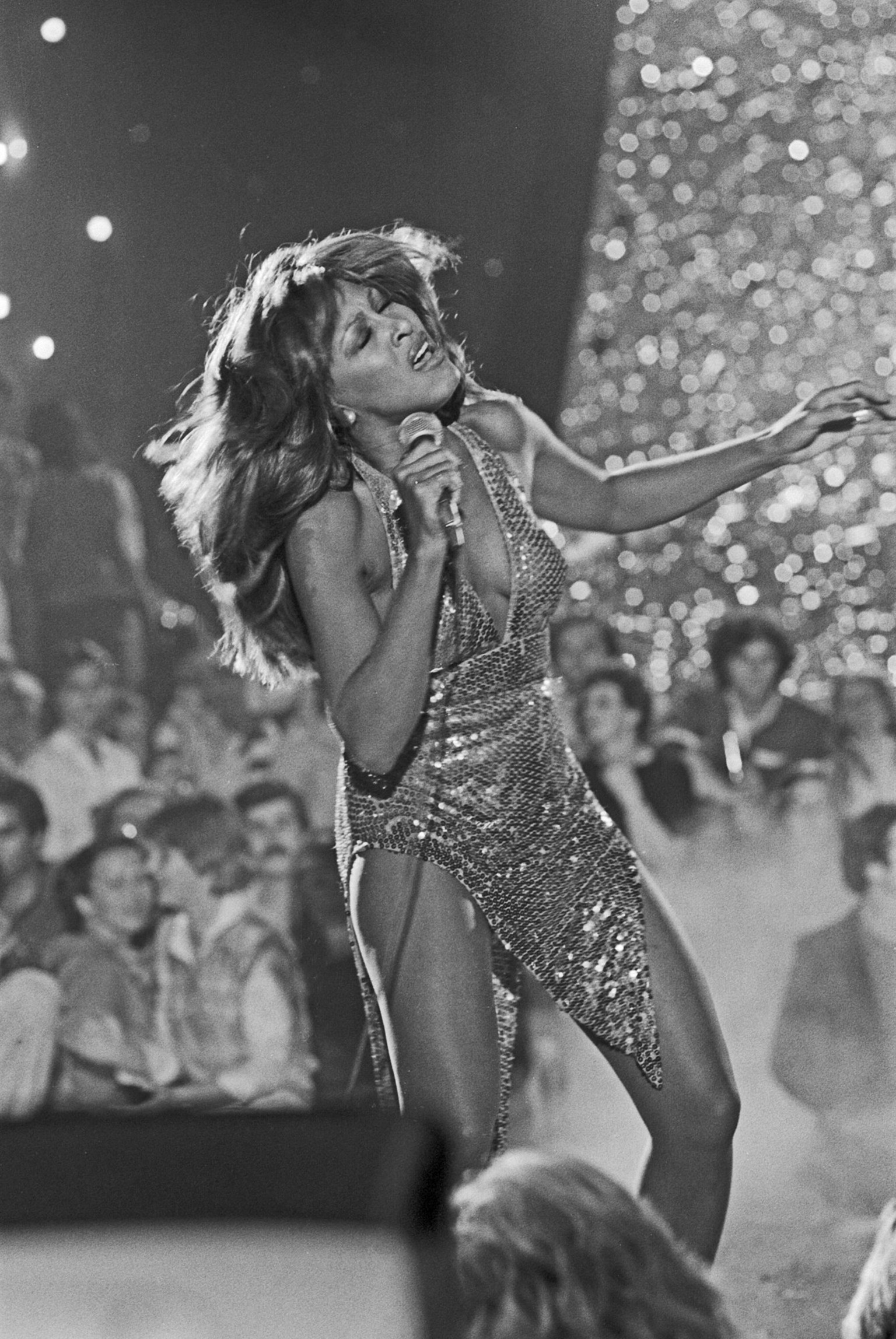 Tina Turner Tina Turner, amerikanische Sängerin und Schauspielerin, bei einem Auftritt im deutschen Fernsehen in Hamburg, Deutschland 1982. American singer and actress Tina Turner performing in a show ...