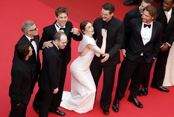 epa12109687 Emma Stone (C) tries to avoid a bee next to Austin Butler (C-L), Pedro Pascal (C-R), and director Ari Aster (3-L), Joaquin Phoenix (2-L), Clifton Collins Jr. (L), Luke Grimes (2-R), and Mi ...