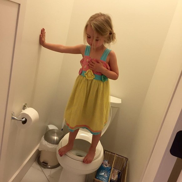 Chandler ist erst drei Jahre alt. Warum steht sie auf der WC-Schüssel?&nbsp;
