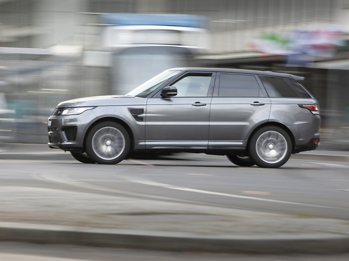 Allradfahrzeuge und SUVs sind nach wie vor beliebt. Dies ist einer der Gründe dafür, dass das CO2-Ziel bei den Neuwagen nicht erreicht wird. (Symbolbild)