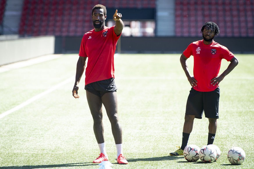 Les nouveux joueurs de football du Neuchatel Xamax FCS Johan Djourou, gauche, et Xavier Kouassi, droite, s&#039;entrainent lors du premier entrainement en groupe du club de football de Super League du ...