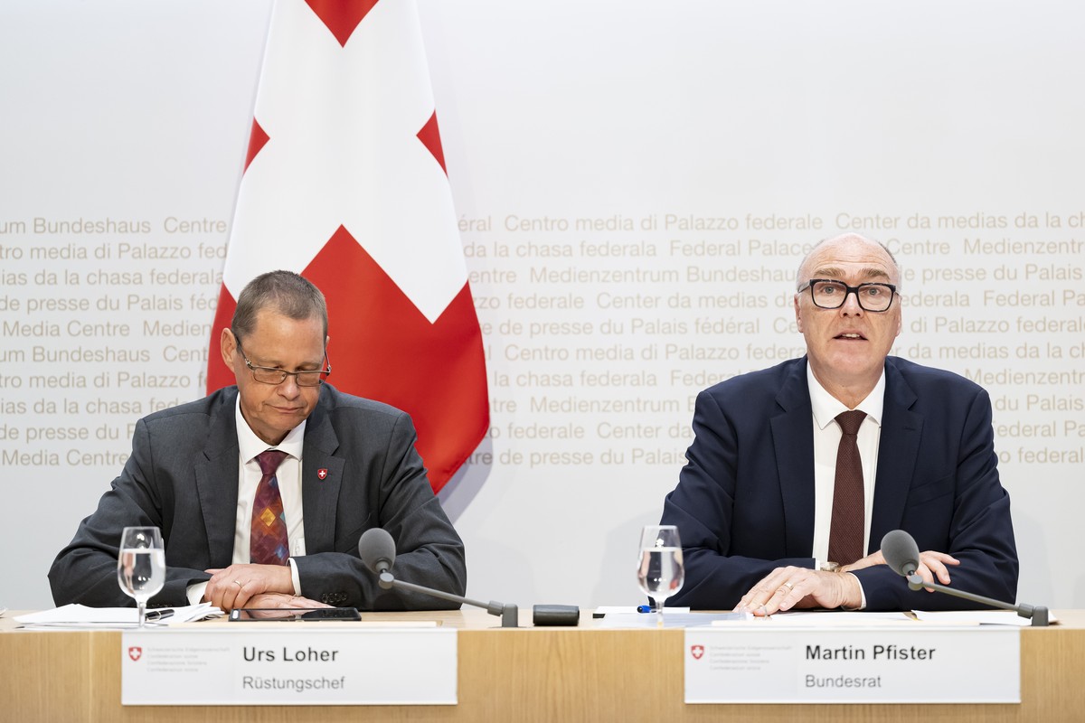 Bundesrat Martin Pfister, rechts, spricht neben Urs Loher, Ruestungschef, links, an einer Medienkonferenz ueber die Ruestungspolitische Strategie des Bundesrates, am Freitag, 20. Juni 2025, im Medienz ...