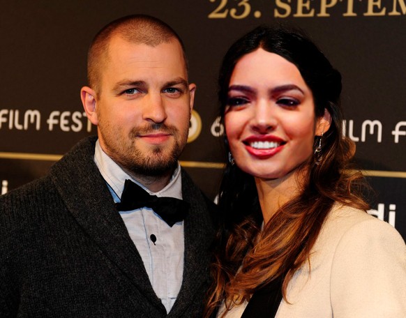 Melanie Winiger, rechts, und Stress, links, posieren auf dem Roten Teppich, anlaesslich der Praesentation des Films &quot;Sennentuntschi&quot; an der Opening Night des Zurich Film Festivals, am Donner ...