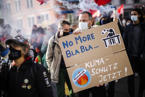 People attend a Climate Strike demonstration in Zuerich, on Saturday, November 6, 2021 in Zuerich, Switzerland. (KEYSTONE/Michael Buholzer)