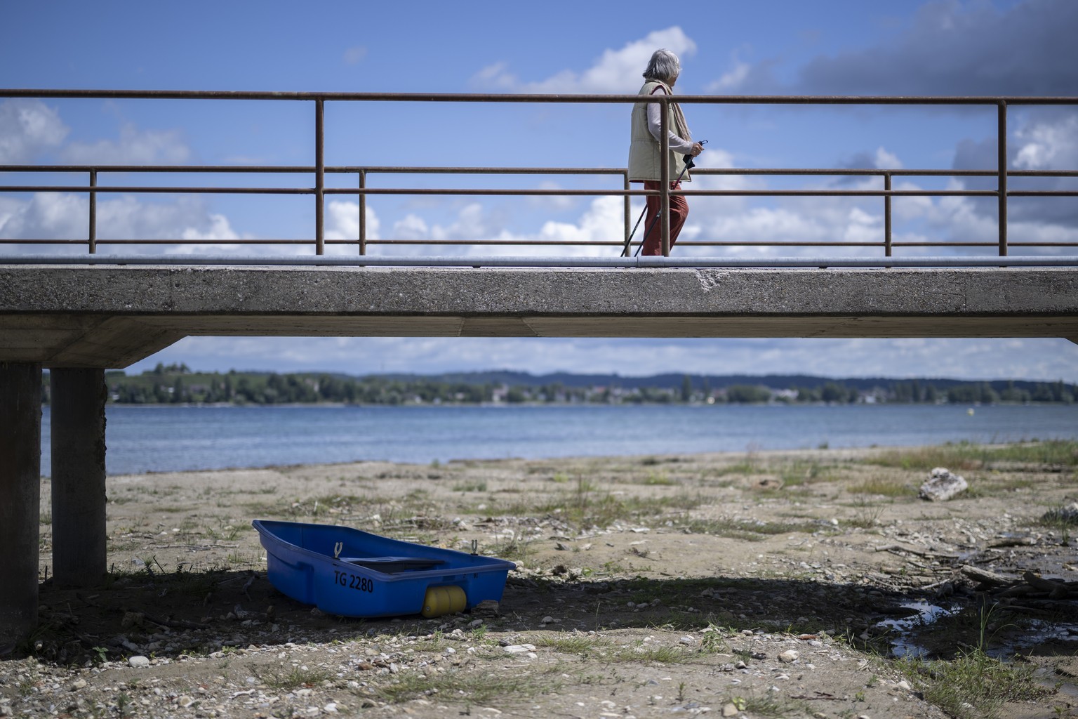 KEYPIX - Ein Boot liegt auf dem Trockenen am Untersee, dem westlichen Teil des Bodensees, am Freitag, 5. Juni 2026, in Mannenbach-Salenstein. Der See weist fuer die Jahreszeit ein Rekordtief auf. (KEY ...