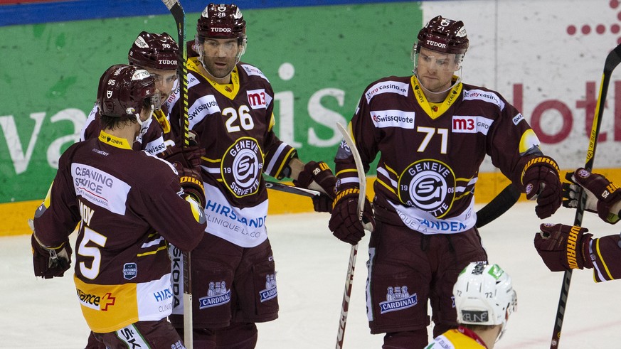 Geneve-Servette&#039;s forward Daniel Winnik #26, of Canada, celebrates his goal with teammates forward Tyler Moy, left, forward Noah Rod, 2nd left, and center Tanner Richard, right, after scoring the ...