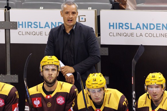 Geneve-Servette&#039;s Head coach Jan Cadieux, reacts behind his players Geneve-Servette&#039;s forward Marc-Antoine Pouliot, left, Geneve-Servette&#039;s forward Christophe Cavalleri #73 and Geneve-S ...