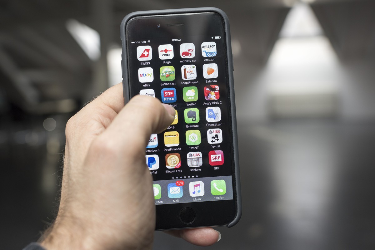 THEMENBILD ZU SDA-HINTERGRUND -- Apps fuer ein besseres 2017.

Various apps on a smartphone, photographed in Zurich, Switzerland, on January 5, 2016. (KEYSTONE/Christian Beutler)

Verschiedenste A ...