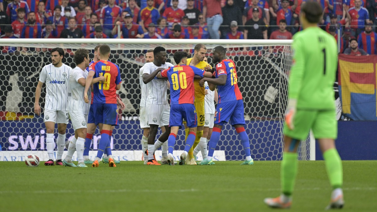 Die Spieler rempeln sich an im Fussball Meisterschaftsspiel der Super League zwischen dem FC Basel 1893 und dem FC Zuerich im Stadion St. Jakob-Park in Basel, am Sonntag, 7. Mai 2023. (KEYSTONE/Georgi ...