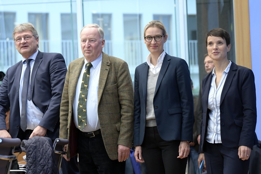 epa06225421 Joerg Meuthen (L), federal co-chairman of the German &#039;Alternative for Germany&#039; (AfD) party, Alexander Gauland (2-L), co-top candidate for the general elections of the AfD, Alice  ...