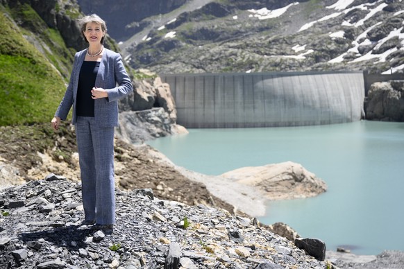 La conseillere federale Simonetta Sommaruga pose devant le barrage et du lac du Vieux Emosson lors sa visite de la centrale de pompage-turbinage de Nant de Drance, la centrale hydro-electrique valaisa ...