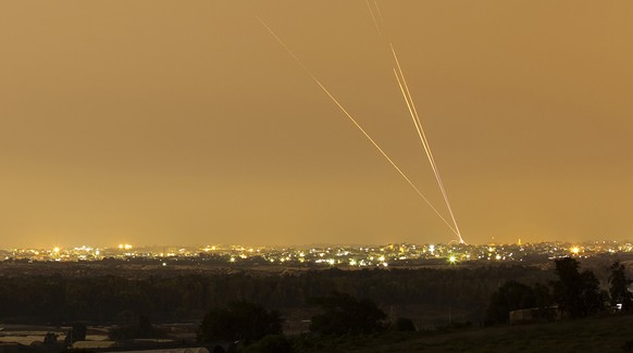 Raketen aus dem Gazastreifen werden in Richtung Israel abgeschossen.