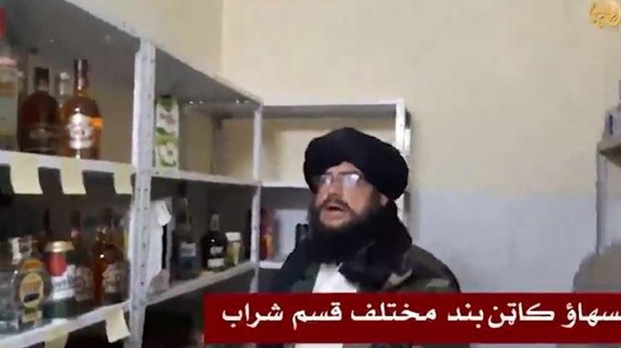 Ein Taliban vor einem Regal mit Alkohol.