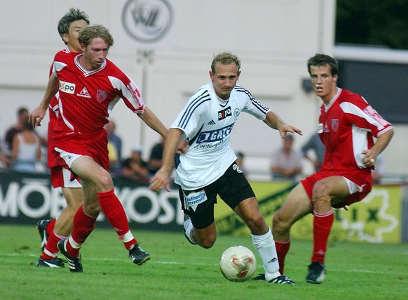 Mauro Lustrinelli, Mitte, von Wil, Roland Baettig, links, von Xamax, und Xavier Margairaz, rechts, von Xamax, spielen im Fussballspiel FC Wil gegen Xamax NE, am Samstag, 16. August 2003, im Stadion Be ...