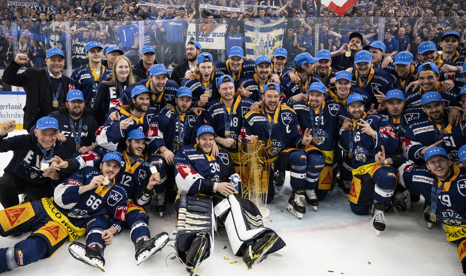 Die Zuger jubeln mit dem Pokal nach ihrem Sieg im siebten Playoff-Final Eishockeyspiel der National League zwischen dem EV Zug und ZSC Lions am Sonntag, 1. Mai 2022, in der Bossard Arena in Zug. (KEYS ...